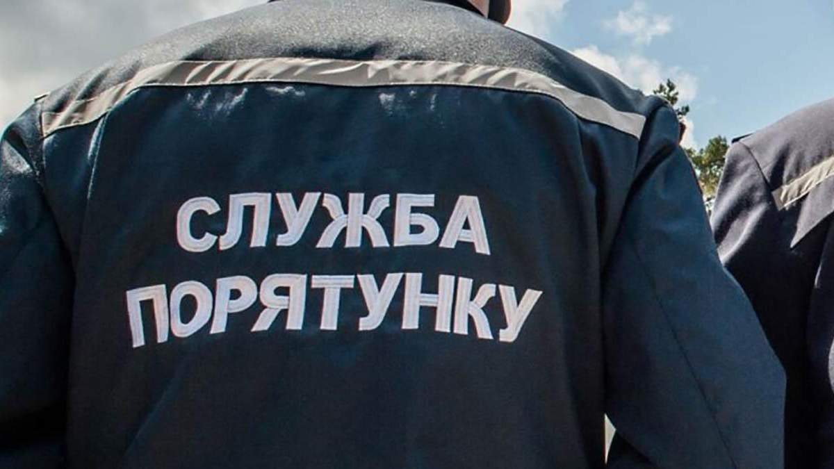 У Харкові рятувальники заноситимуть хворих на COVID-19 в лікарню У Харкові рятувальники заноситимуть хворих на COVID-19 в лікарню