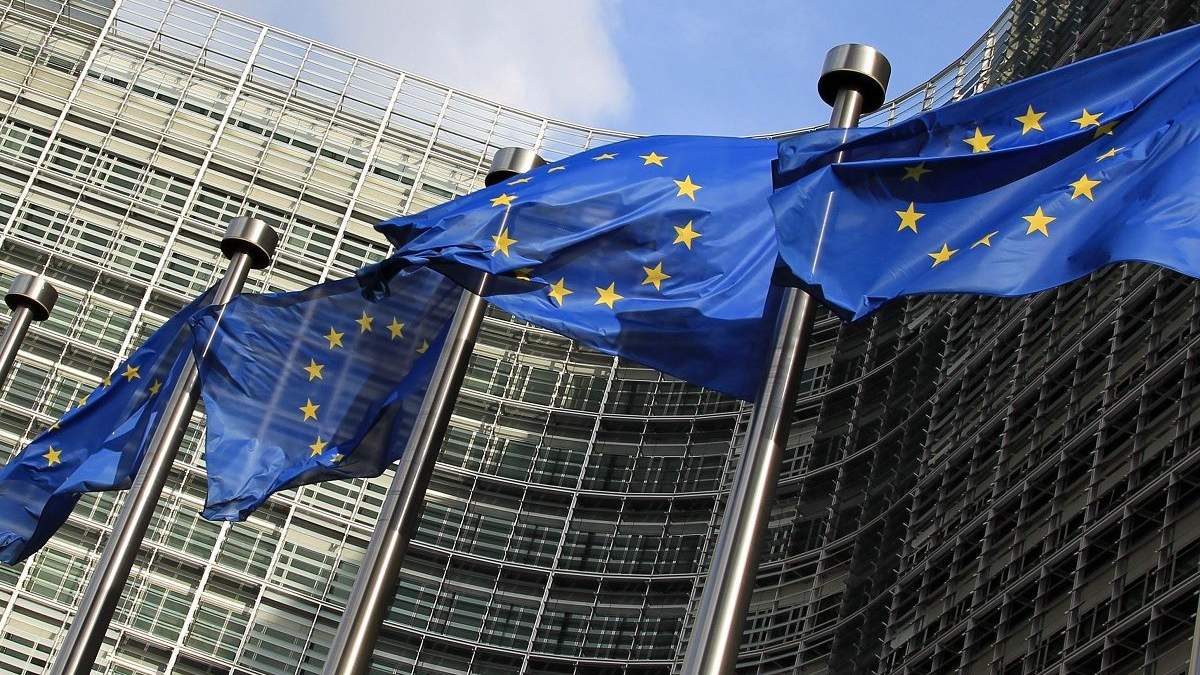 Єврокомісія представила стратегію боротьби з COVID-19 на території ЄС у зимовий період Єврокомісія представила стратегію боротьби з COVID-19 на території ЄС у зимовий період