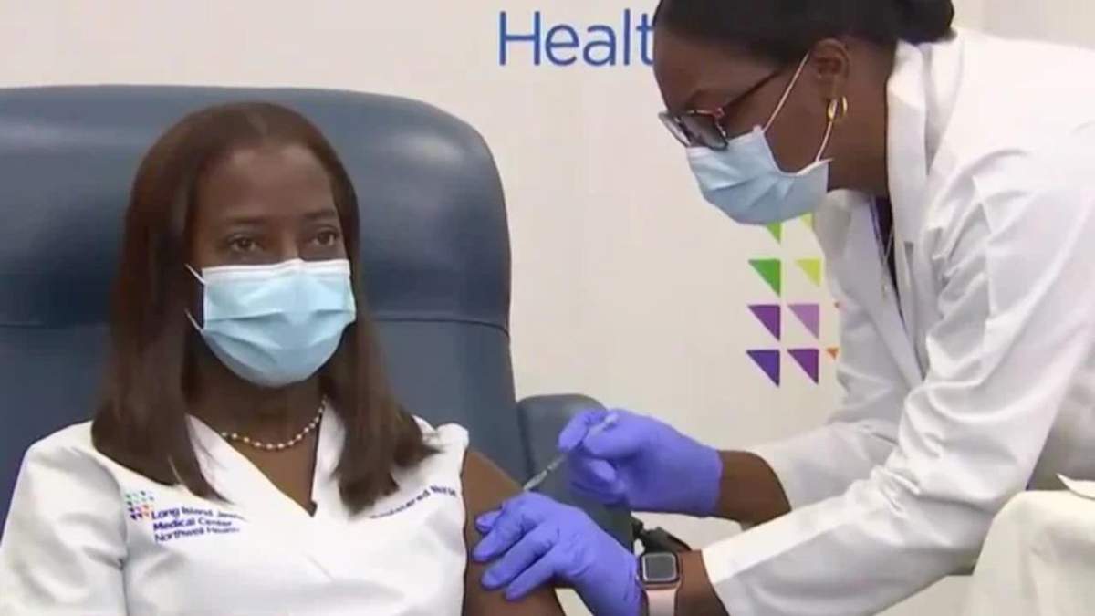 Сандра Линдси – одна из первых получила вакцину в США Сандра Линдси – одна из первых получила вакцину в США
