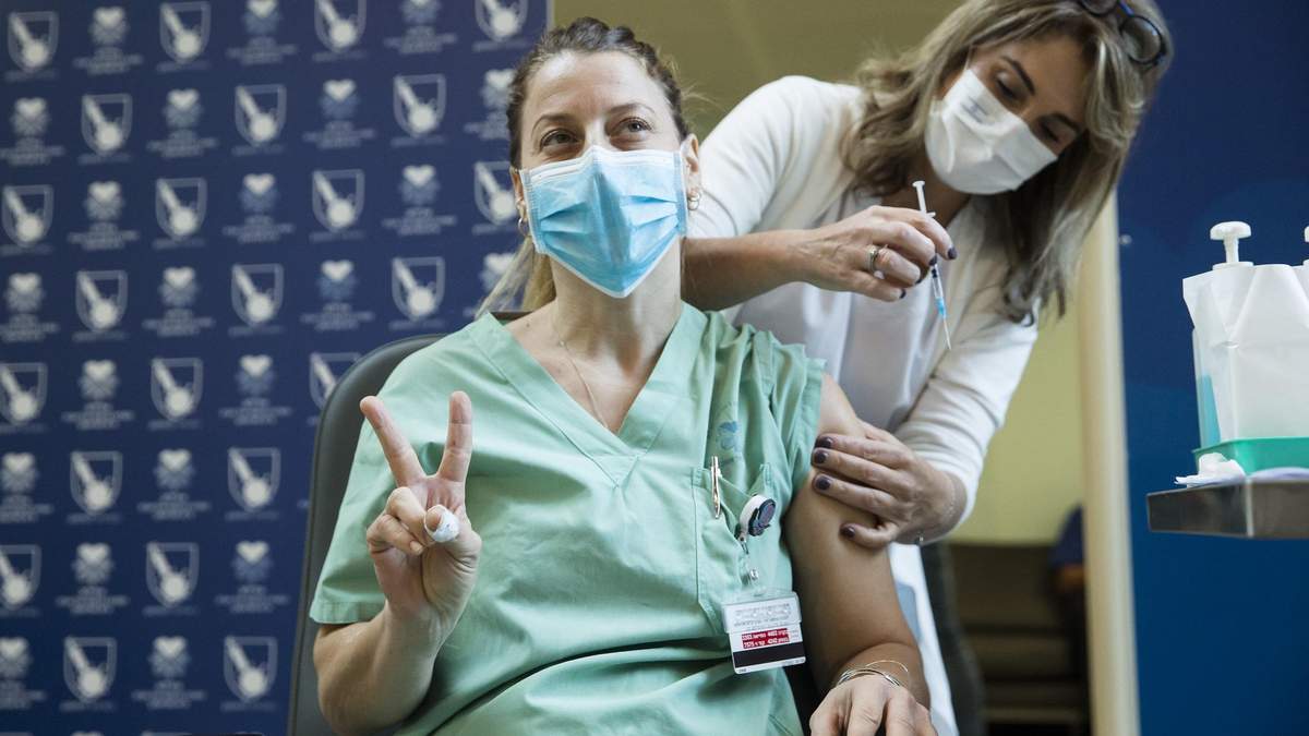 В Ізраїлі розпочалася масова вакцинація проти коронавірусу В Ізраїлі розпочалася масова вакцинація проти коронавірусу