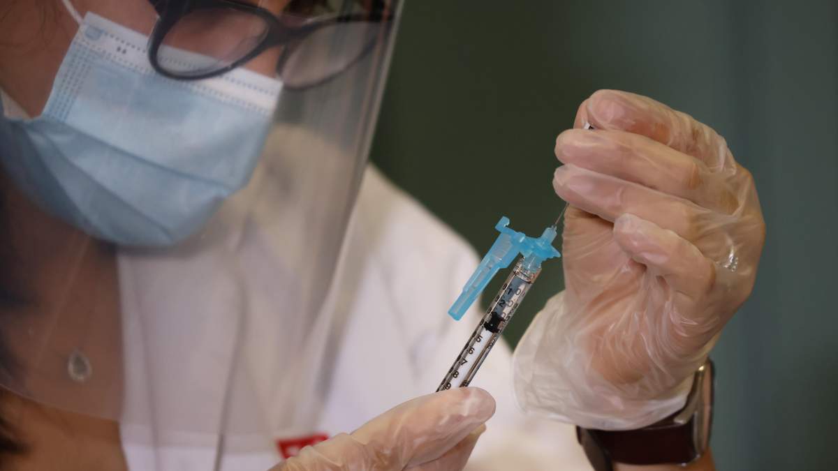 Розробники української вакцини лише готуються до клінічних випробувань Розробники української вакцини лише готуються до клінічних випробувань
