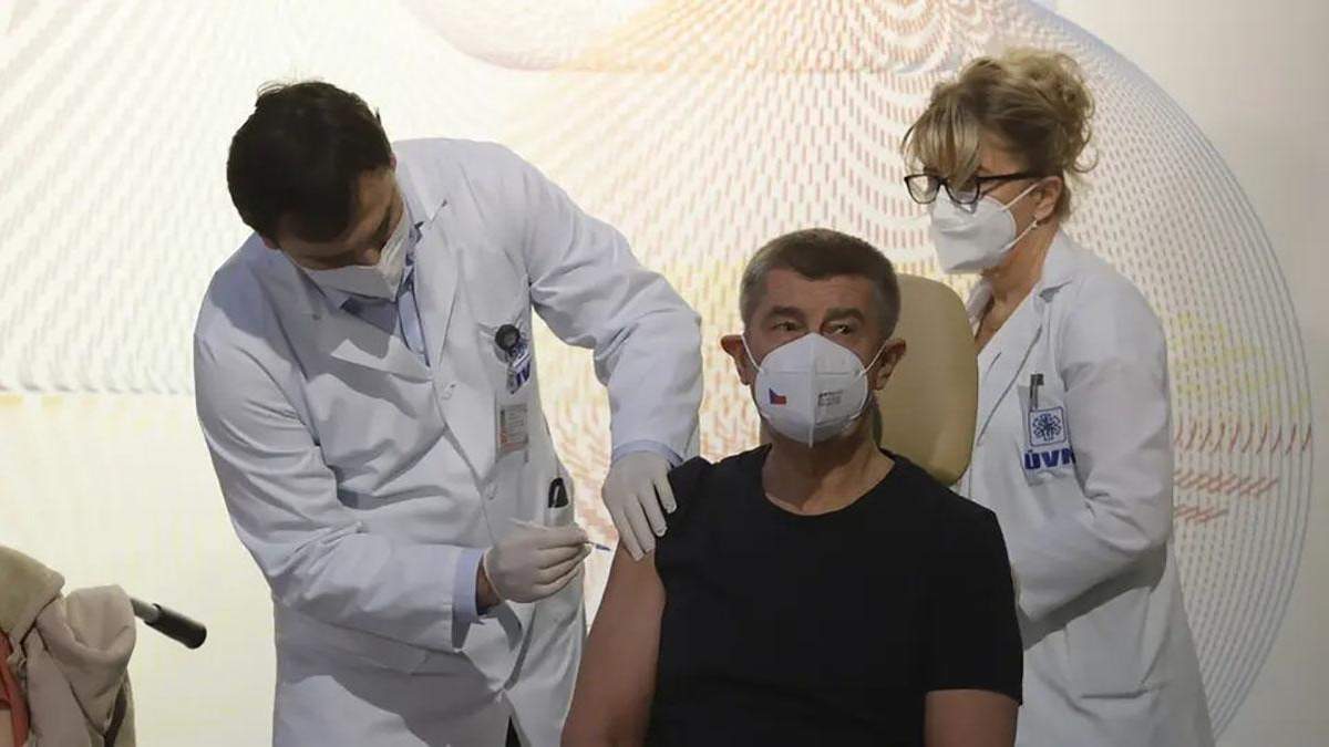 Лідери Чехії та Словаччини вакцинувались у прямому ефірі: фото, відео Лідери Чехії та Словаччини вакцинувались у прямому ефірі: фото, відео