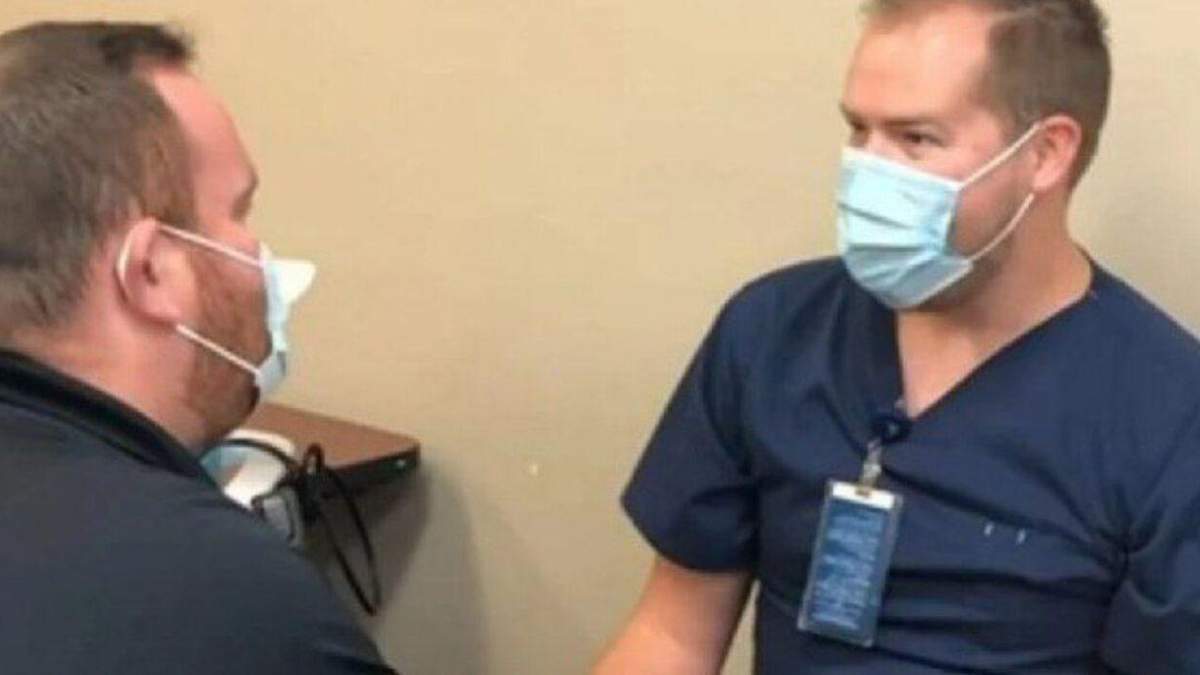 Медик освідчився своєму хлопцеві під час вакцинації від COVID-19 Медик освідчився своєму хлопцеві під час вакцинації від COVID-19