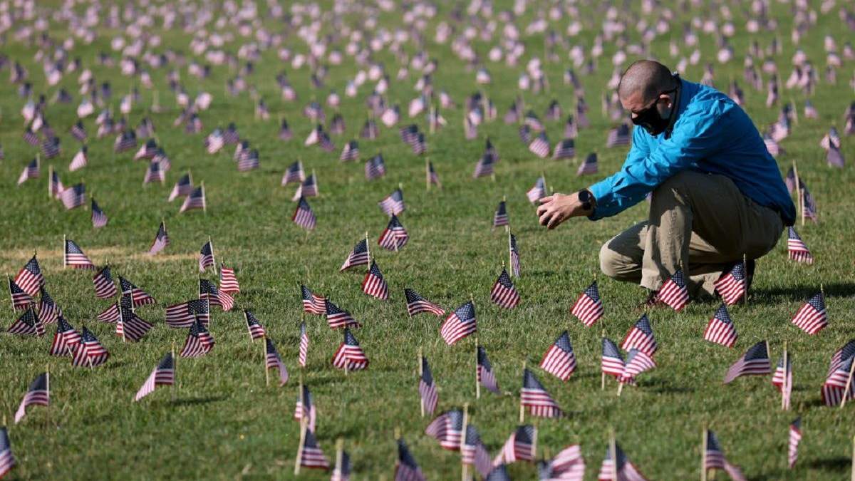 Флажки в США, символизирующие потери страны во время пандемии COVID-19 Флажки в США, символизирующие потери страны во время пандемии COVID-19