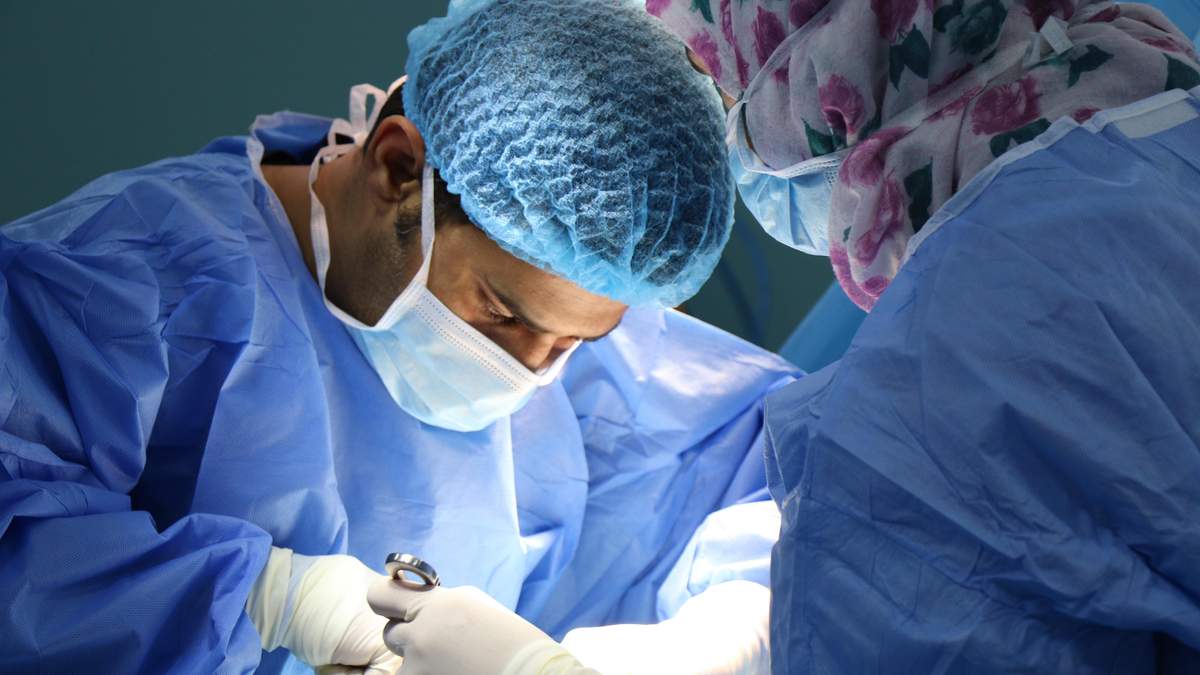 Киевские врачи заменили аортальный клапан уникальным способом: детали