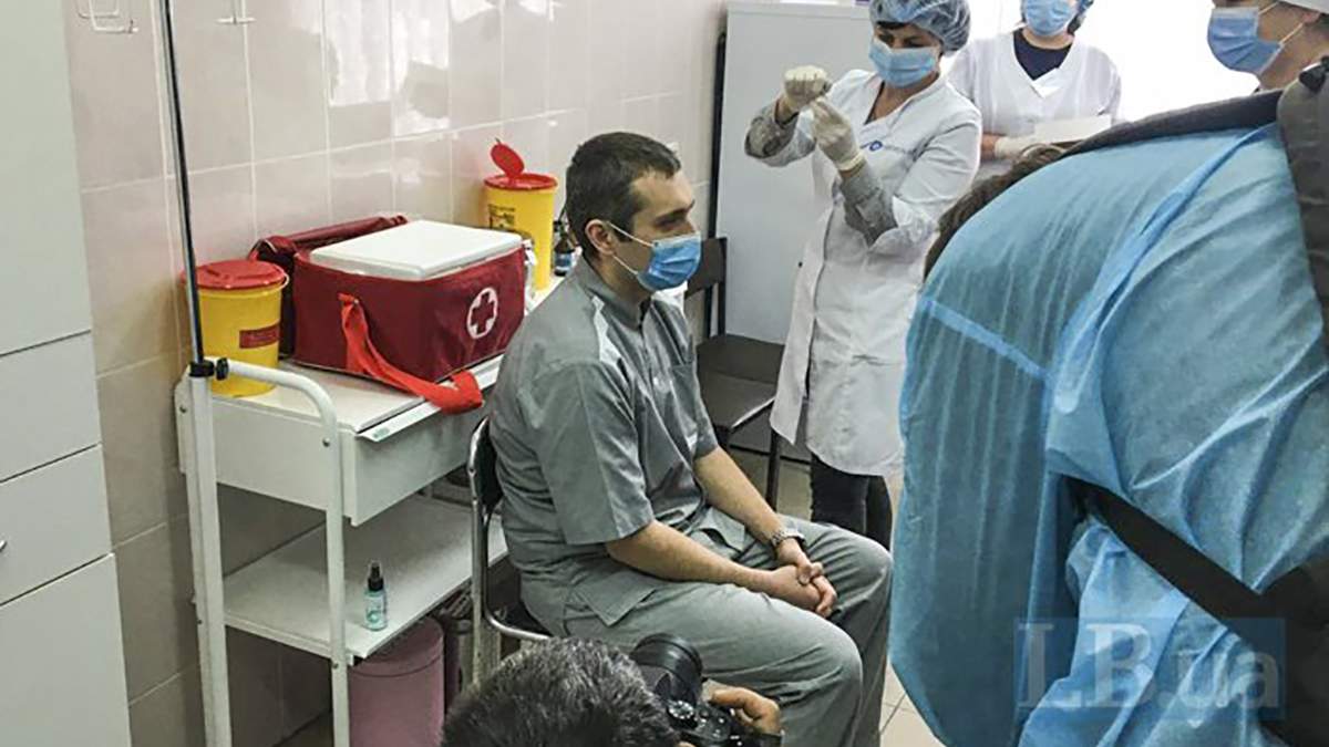 Вакцинация против коронавируса, Украина – кто первый привился