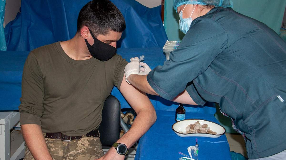 На Донбасі вакциновують військових На Донбасі вакциновують військових