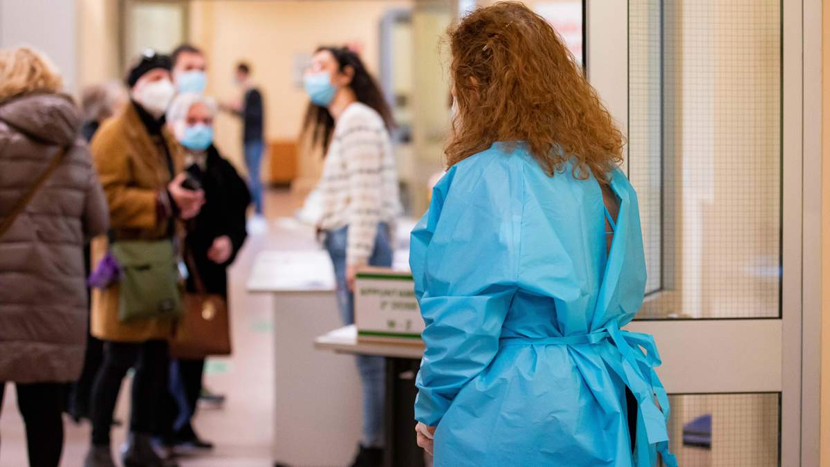 Вакцинація проти COVID-19 триває в більш ніж половині країн світу Вакцинація проти COVID-19 триває в більш ніж половині країн світу