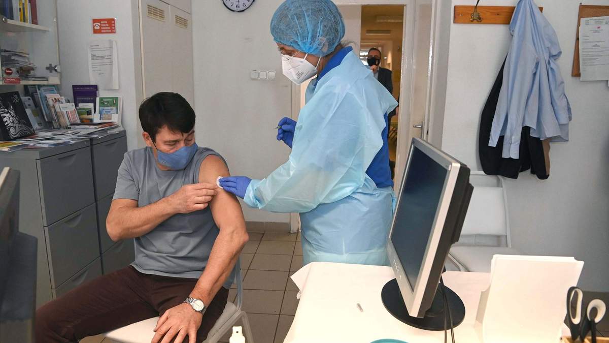 Президент Угорщини щепився китайською вакциною від COVID-19