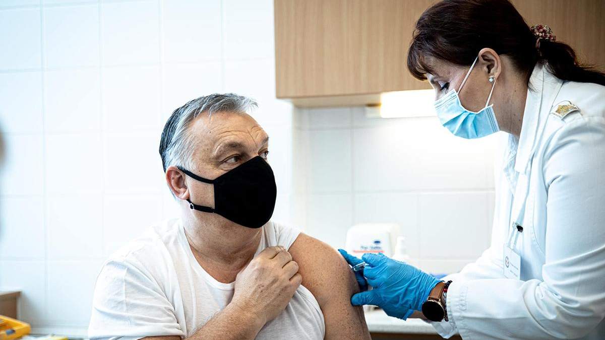 Слідом за президентом: Орбан зробив щеплення китайською вакциною від COVID-19