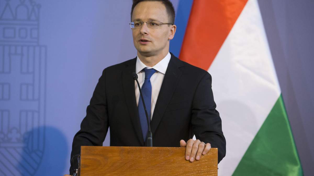 Глава МЗС Угорщини щепився російською вакциною "Супутник V" Глава МЗС Угорщини щепився російською вакциною "Супутник V"