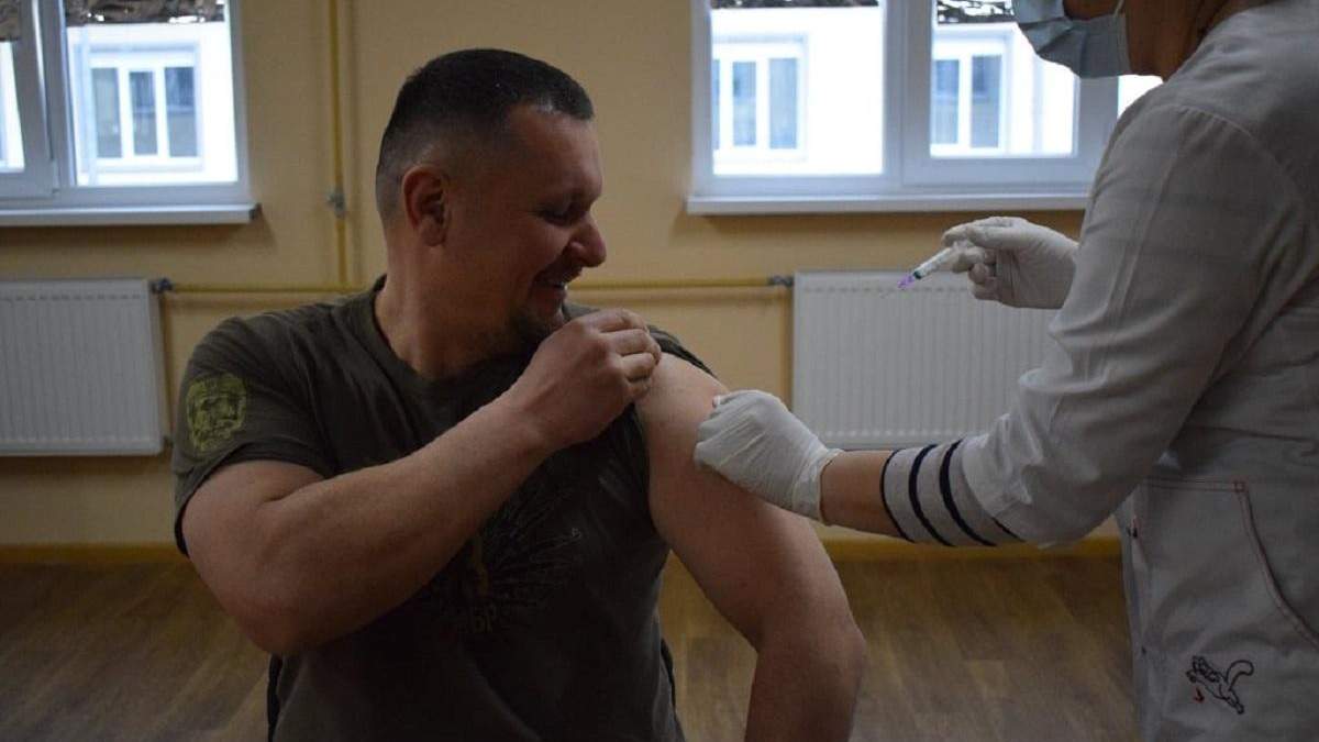 У Сухопутних військах ЗСУ розпочався перший етап вакцинації У Сухопутних військах ЗСУ розпочався перший етап вакцинації