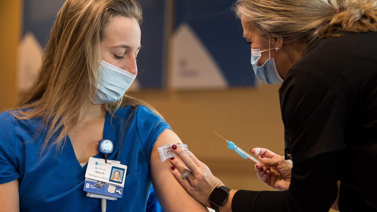 Уже вакцинировали 28% населения США Уже вакцинировали 28% населения США