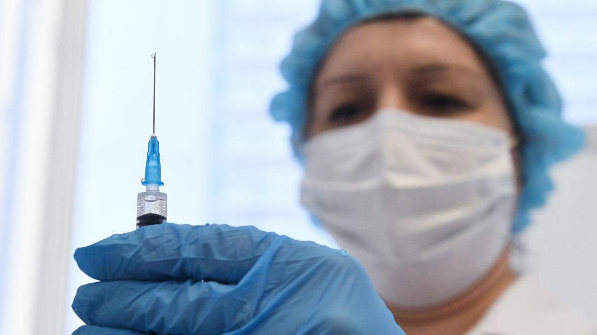 В Феофании людей вакцинировали под видом медиков, - СМИ В Феофании людей вакцинировали под видом медиков, - СМИ