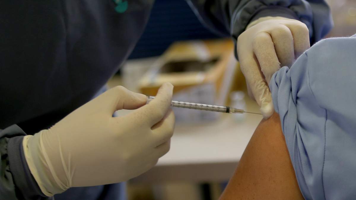 Сколько надо делать прививок в день, чтобы вакцинировать 70% взрослого населения Украины Сколько надо делать прививок в день, чтобы вакцинировать 70% взрослого населения Украины