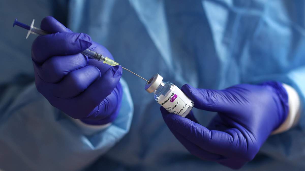 Британия остановила испытания вакцины AstraZeneca на детях Британия остановила испытания вакцины AstraZeneca на детях