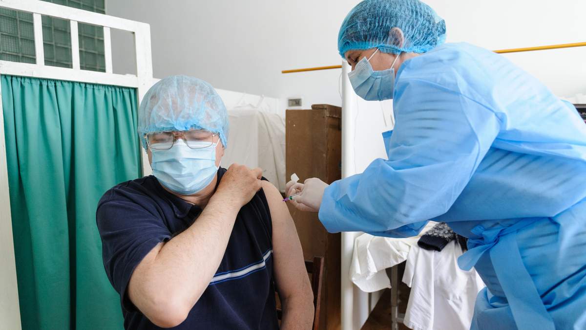 Две дозы вакцины в Украине получило только пять человек Две дозы вакцины в Украине получило только пять человек