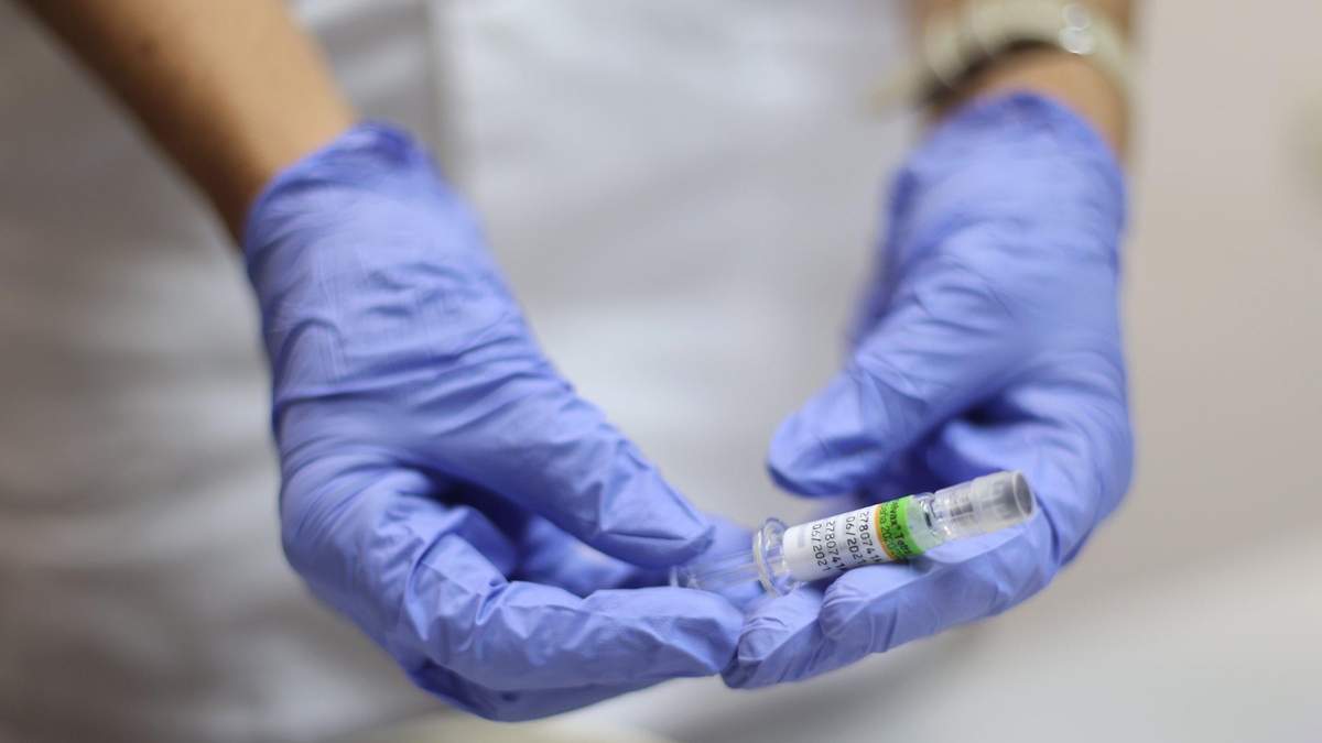 Медсестра вводила раствор вместо вакцины: более 8 тысяч человек зовут повторно прививаться