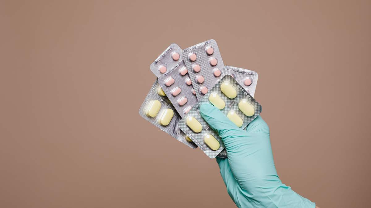 Pfizer начала тестирование таблеток от COVID-19 на людях