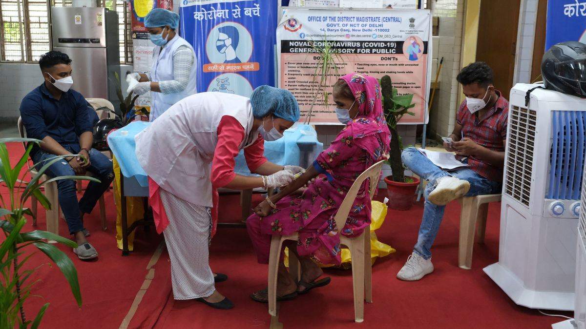В Индии сделали миллиард прививок от COVID-19: первой дозой вакцинировано 70% населения