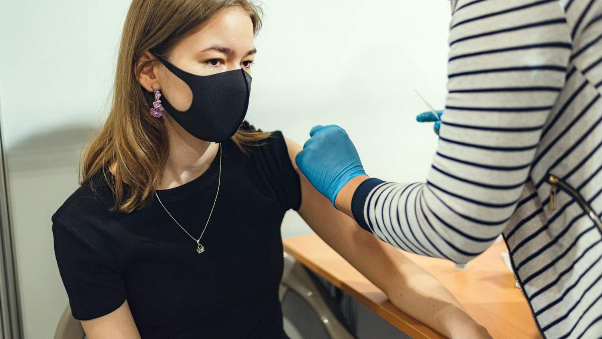 Ежедневно в Украине будут делать до 350 тысяч прививок против COVID-19, – Офис Президента