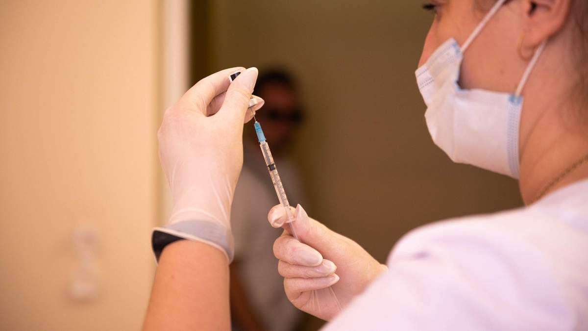 В Україні перевірятимуть кожен випадок важкого перебігу COVID-19 у вакцинованих, – Ляшко - Новини Здоров’я