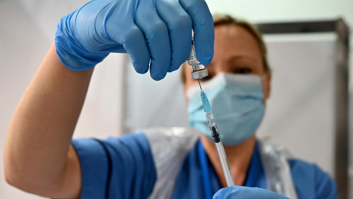 На собственном примере: в Кропивницком медики вакцинировались от гриппа, чтобы призвать других