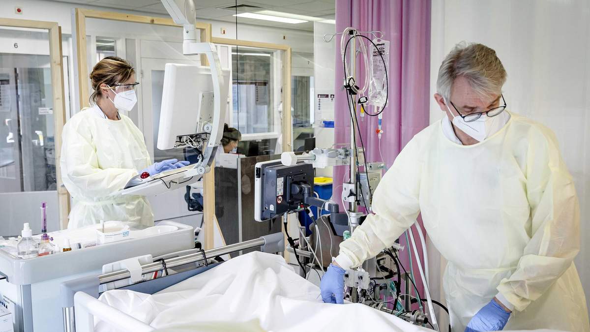 Безумное давление на больницы: Нидерланды перевозят больных COVID-19 в Германии