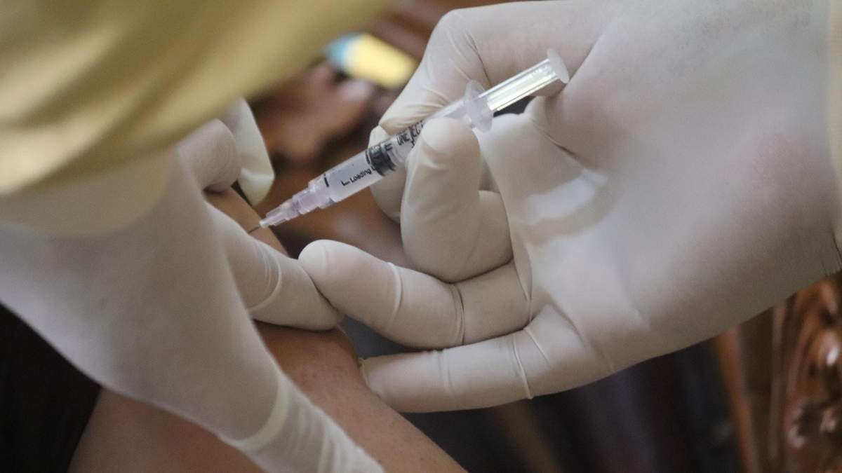 42,4% взрослых украинцев получили по крайней мере одну прививку против COVID-19