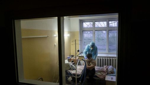 За сутки в Украине обнаружили 7 986 больных COVID-19, но количество госпитализированных высокое