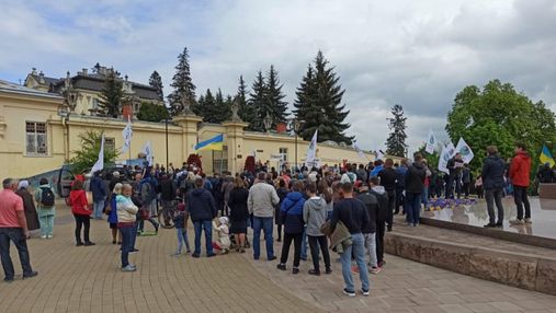 Без масок, дистанції і з дивними вимогами: у Львові влаштували мітинг проти вакцинації – фото