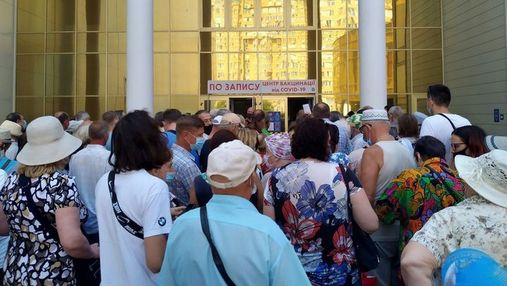 Хаос триває: у МВЦ в Києві знову черги на вакцинацію Pfizer