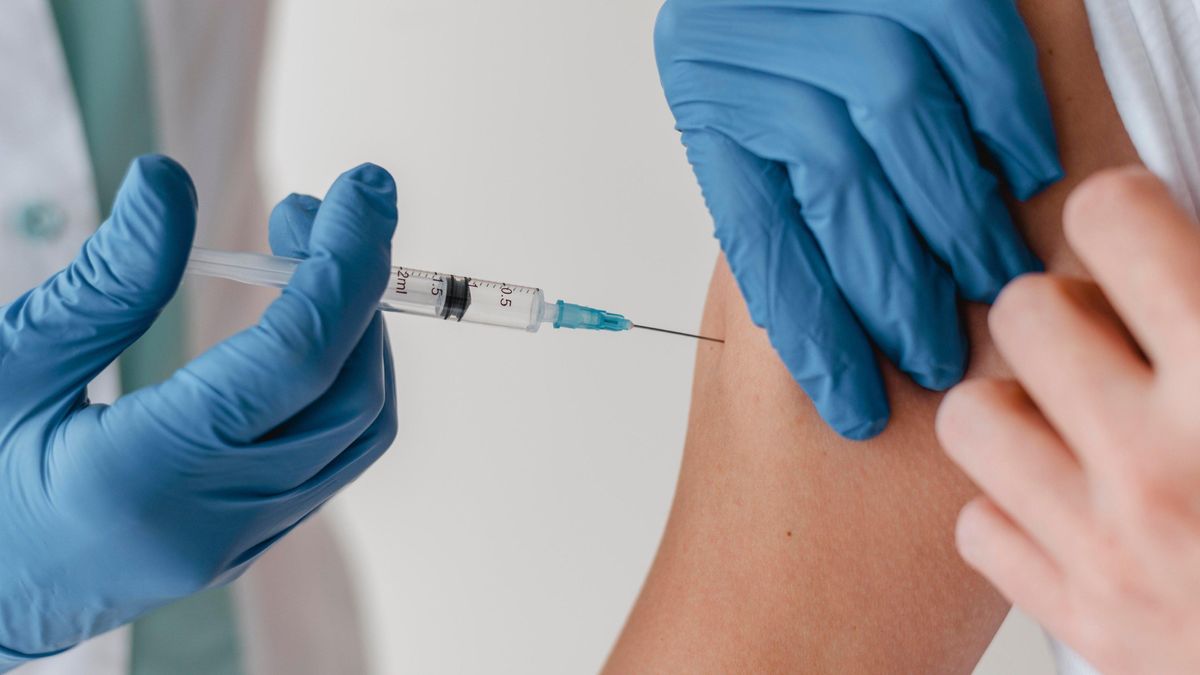 В США полностью вакцинировали от коронавируса половину населения