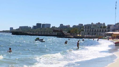Тисячі людей на пляжах: оксамитовий сезон в Одесі приваблює туристів