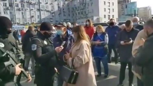 З автоматами та скандалом: у Києві поліція заблокувала автобус з невакцинованим водієм