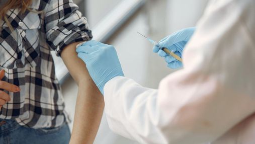 Против COVID-19 вакцинировали более 12 миллионов украинцев: какими препаратами больше всего
