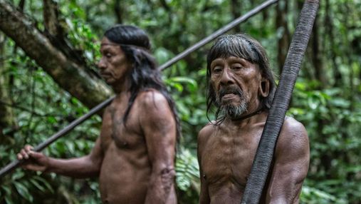 Дикое племя из Амазонки требует у туристов сертификат о COVID-вакцинации: забавное фото