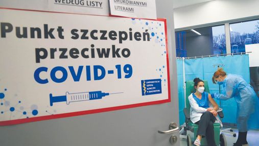 Вакцинованим бустерною дозою у Польщі продовжать дію COVID-сертифікатів