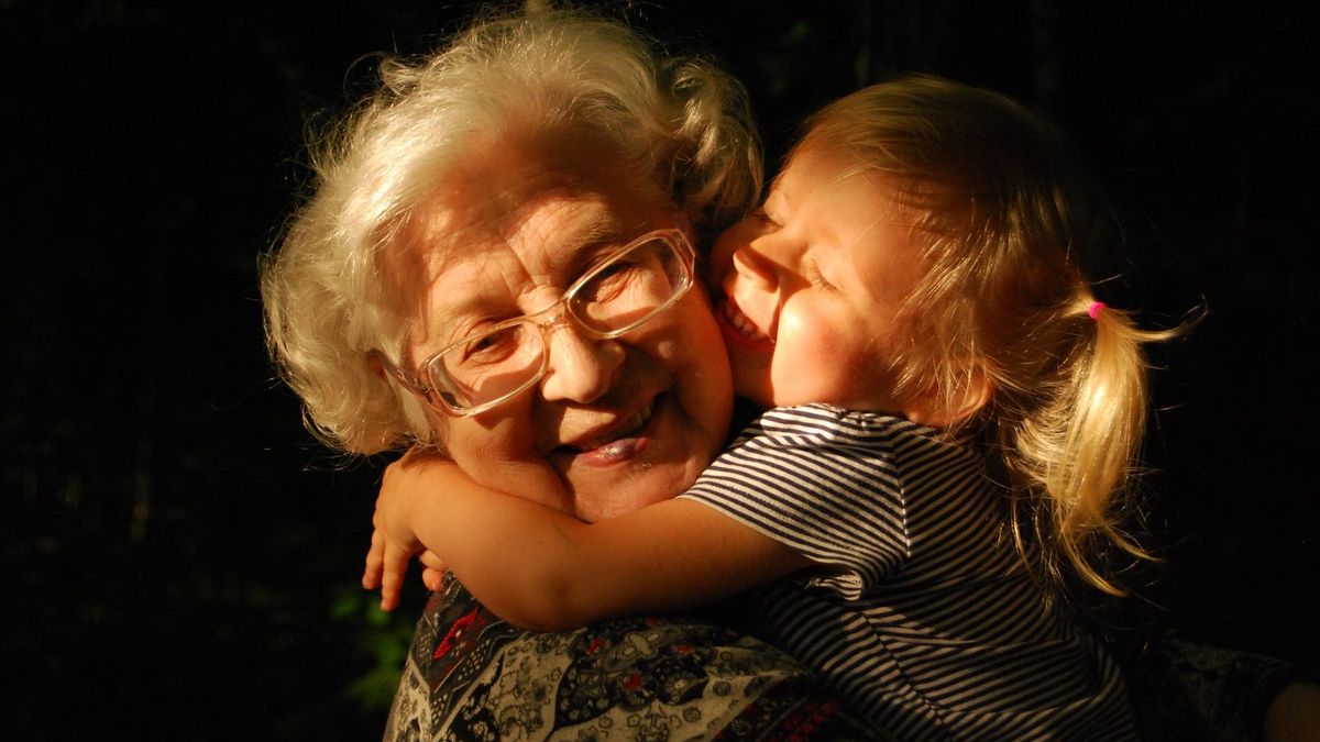 Почему бабушки любят внуков больше, чем собственных детей: объяснение нейробиологов