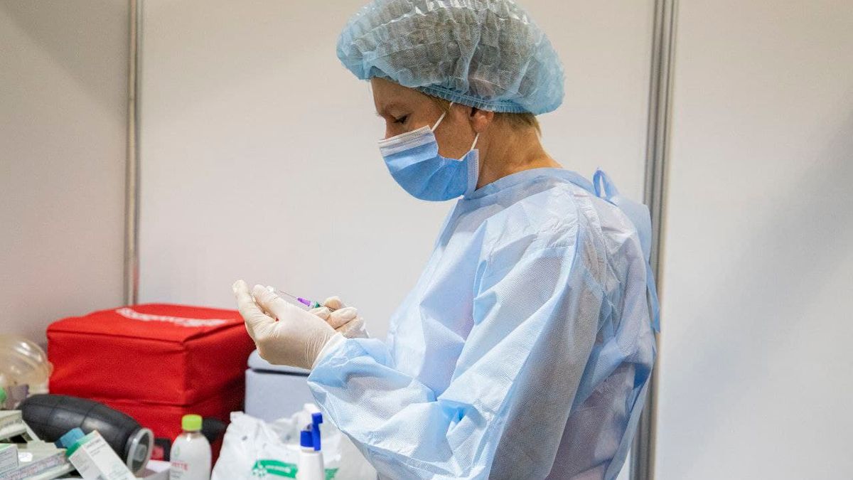 На Закарпатье анонимно вакцинировались 200 медиков с поддельными сертификатами