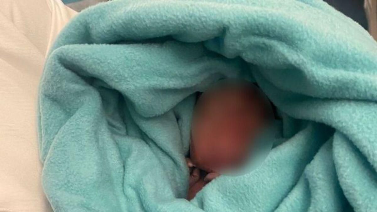 В туалете самолета нашли брошенного младенца: подозревают пассажирку