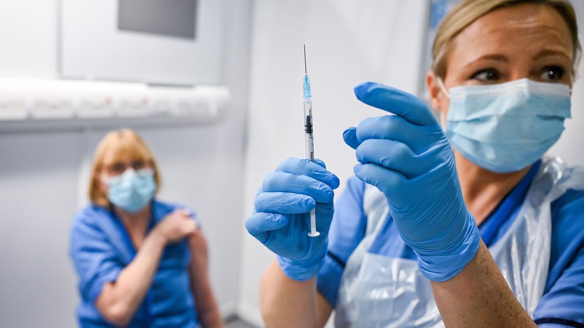Медикам будут доплачивать за вакцинацию: Ляшко объяснил условия