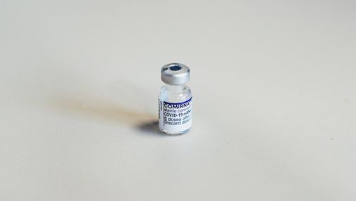 Pfizer і BioNTech почали клінічні випробування особливої вакцини проти Омікрону