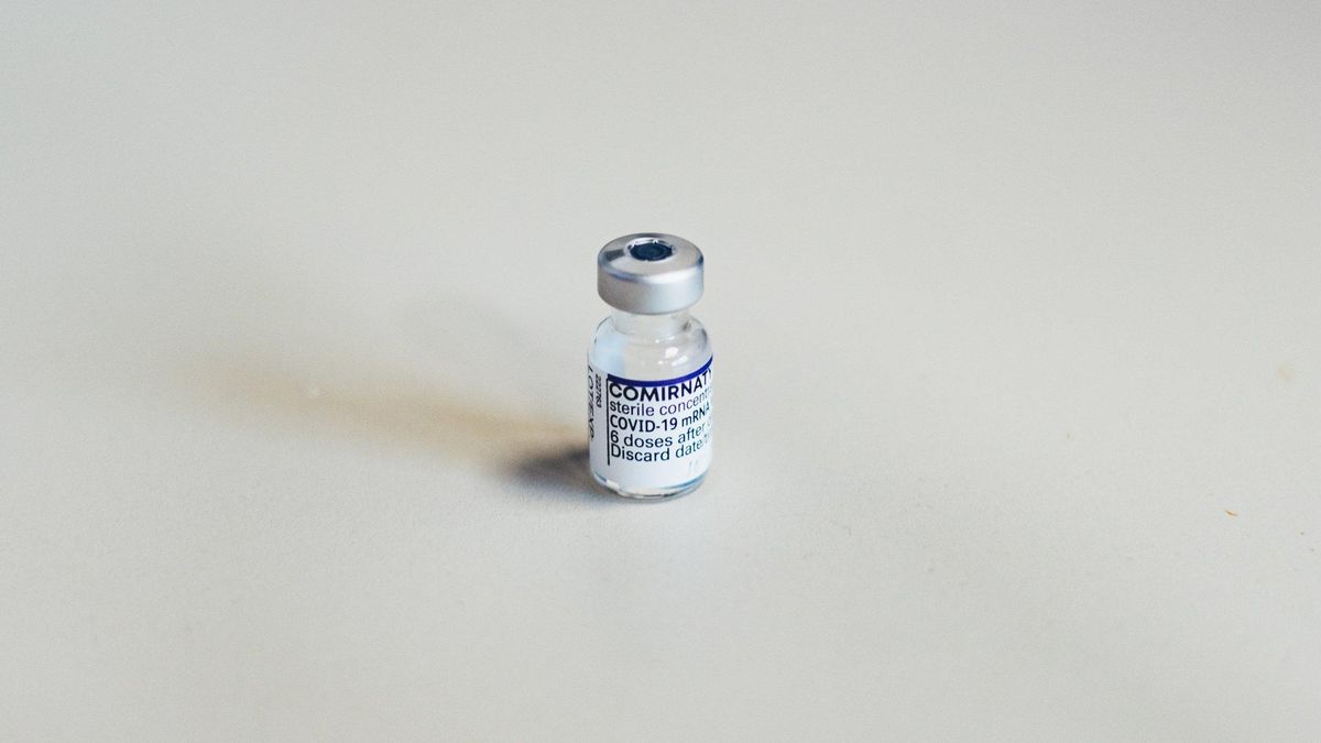 Pfizer и BioNTech начали клинические испытания особой вакцины против Омикрона