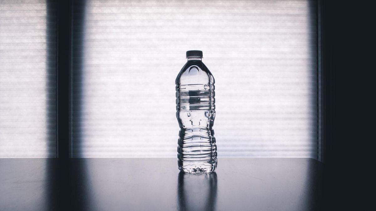 Багаторазові пляшки для води виділяють сотні хімікатів - Новини Здоров’я