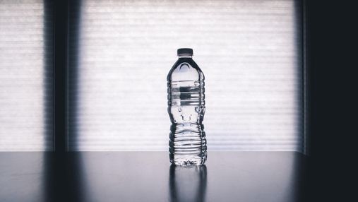 Багаторазові пляшки для води виділяють сотні хімікатів