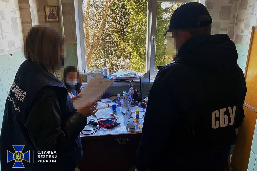 В двух областях Украины разоблачили схемы подделки прививок, которые устроили сами медики В двух областях Украины разоблачили схемы подделки прививок, которые устроили сами медики