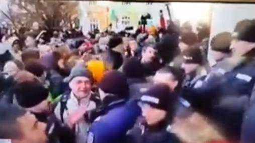 У Болгарії антивакцинатори штурмували парламент: відео протесту